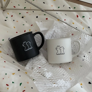 Juego de tazas minimalistas de cerámica con perro en blanco y negro para parejas