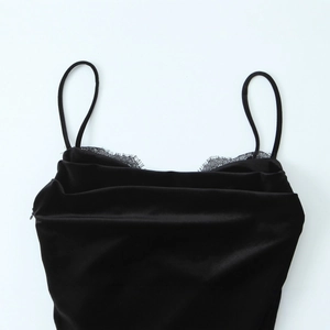 Elegante abito in velluto nero con pizzo asimmetrico e sottili spalline a spaghetti