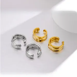 Nahaufnahme von S925 Sterling Silber Ohrmanschetten mit Lava-Textur in Gold und Silber