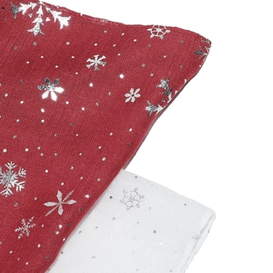 Détail macro du tissu rouge et blanc avec motifs de flocons de neige argentés et textures