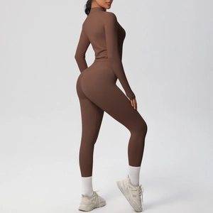Ensemble de yoga deux pièces marron chocolat avec haut à manches longues et legging taille haute