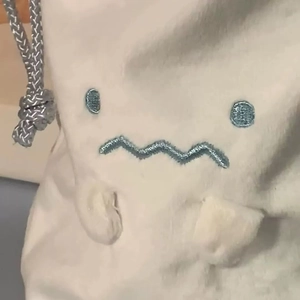 Schattige Japanse pluche tas met trekkoord en minimalistisch geborduurd gezichtje