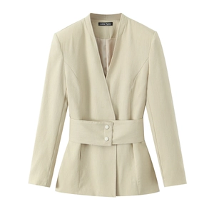 Blazer beige chic pour femme avec col en V profond et ceinture large élégante à la taille