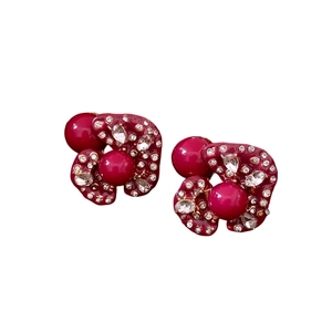 Orecchini vintage in acrilico con perle rosso scuro e strass scintillanti