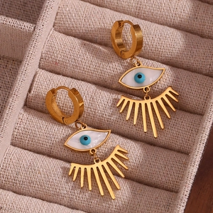 Détails de boucles d'oreilles Œil de Turquie en or 18K avec nacre et cils dorés