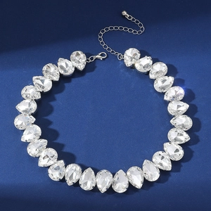 Détail du collier en cristal argenté avec grands strass en goutte d'eau et fermoir mousqueton