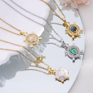 Colliers pendentifs tortue plaqués or 18 carats avec nacre colorée et cristaux brillants