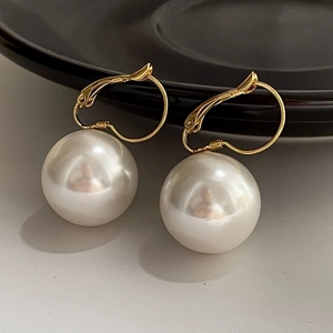 Boucles d'oreilles créoles plaquées or 14K avec grandes perles blanches rondes suspendues