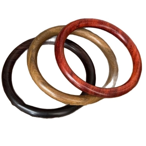 Ensemble de trois bracelets minimalistes en bois avec grain naturel et tons variés
