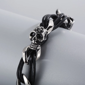 Herren Punk Lederarmband mit Edelstahl Totenkopf und floralem Relief Design