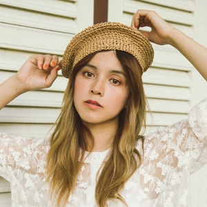 Retro handmade straw beret for women with fine crochet weave in natural oat color