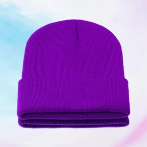 Nahaufnahme der dunkelvioletten Strickmütze mit dichter Textur und elastischem Umschlag