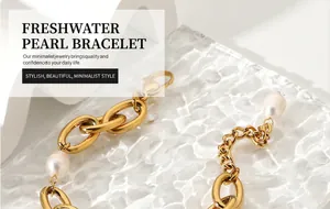 Détail macro d'une chaîne chunky plaquée or 18K avec perle d'eau douce sur verre ondulé