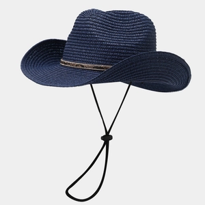 Detailansicht von blauem Strohhut mit Schlangenmuster-Band und verstellbarem Kinnriemen