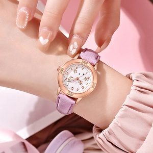 Gros plan d'une montre en cuir rose avec boîtier or rose sur le poignet d'un mannequin