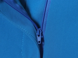 Détail de la fermeture éclair SBS en métal sur un costume en tissu sergé bleu élégant