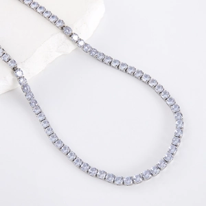 Collier tennis argenté scintillant avec cristaux de zircone ronds sur fond blanc