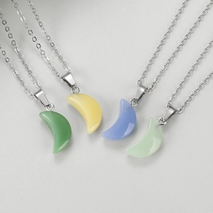 Detail van kristallen hangers in de vorm van een halve maan in diverse kleuren aan kettingen