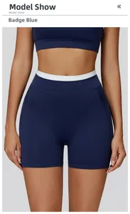 Détail du short de yoga taille haute bleu emblème avec bordure de taille contrastée