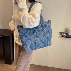 Grand sac cabas en denim bleu matelassé pour femme porté à l'épaule style décontracté
