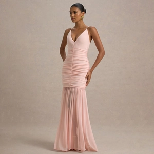 Nahaufnahme der rosa gerafften Mesh-Details und des rückenfreien Designs am Abendkleid