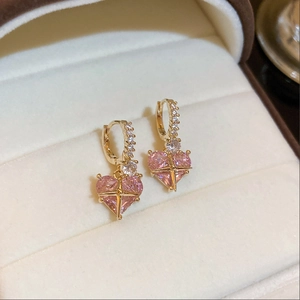 Orecchini a cuore dorati con cristalli rosa e decorazioni a forma di stella