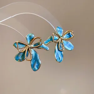 Orecchini a perno retrò francesi in resina blu marmorizzata con bordo dorato