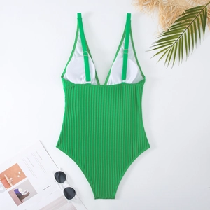 Dettaglio costume intero verde a costine con scollo a V e fibbie dorate regolabili