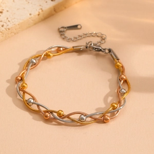 Détail d'un bracelet tressé tricolore à plusieurs couches avec perles et fermoir mousqueton