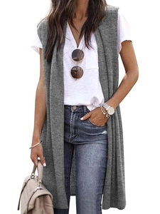 Nahaufnahme der grauen ärmellosen Strickweste und die Textur des langen Damen-Cardigans