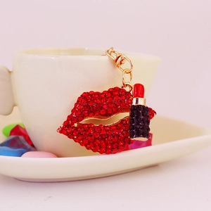 Glitzernder Schlüsselanhänger mit Lippen- und Lippenstift-Motiv und Strasssteinen