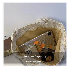 Vue de dessus de l'intérieur du sac fourre-tout tissé avec capacité pour maquillage et mobile