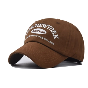 Détail de la broderie blanche 1989 New York sur une casquette en coton marron vintage