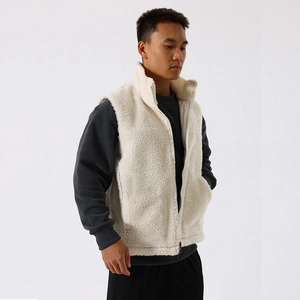 Dettaglio del gilet in pile sherpa crema con collo alto e tessuto testurizzato