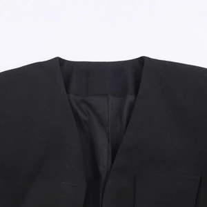 Tutina corta da donna stile blazer nero con doppio petto e scollo a V profondo