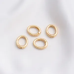 Makroansicht von vier 14K goldgefüllten ovalen Federverschlüssen für DIY-Schmuck