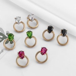 Set di orecchini a cerchio dorati con zirconi colorati a forma di goccia d'acqua