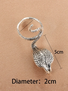 Detailaufnahme des silbernen Schlangenrings mit 2cm Durchmesser und 5cm Länge im Fokus
