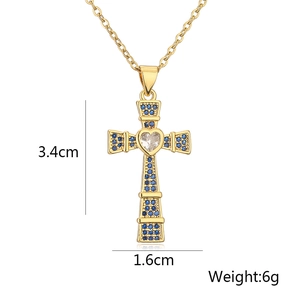 Detail von 18K vergoldetem Kreuzanhänger mit Herzzirkon und blauen Steinen und Abmessungen