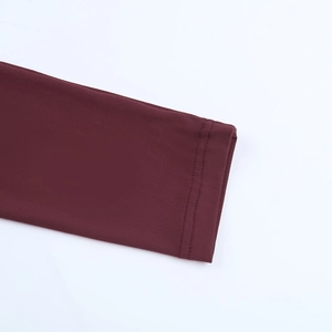 Nahaufnahme der weinroten Ärmelbündchen mit Doppelnaht und feiner Stricktextur am Kleid