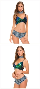 Dettaglio del reggiseno con paillettes sfumate e pantaloncini in denim a vita bassa