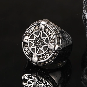 Makroaufnahme vom Punk Kompass-Stern Ring mit Zirkonia in gealterter Silberoptik