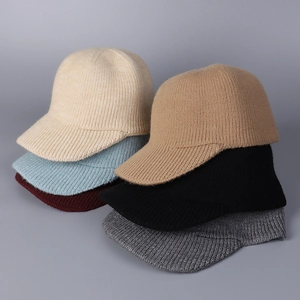 Détail de casquettes de baseball en tricot en six couleurs avec texture côtelée épaisse