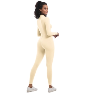 Détail d'un body crème à manches longues avec col montant et vue arrière sur mannequin