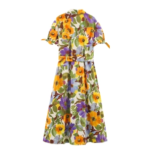 Vue arrière d'une robe longue fleurie avec manches courtes nouées et ceinture imprimée