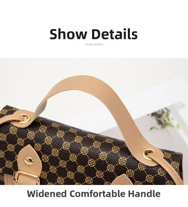 Détail de la poignée large et confortable sur un sac bandoulière avec boucle dorée