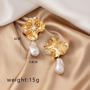 Detailed view of flower earrings showing dimensions 6cm by 3.4cm and weight 15g
