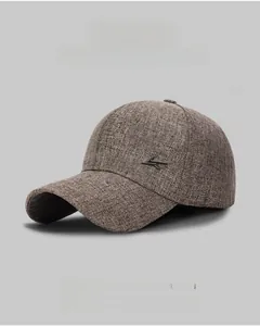 Détail rapproché d'une casquette de baseball texturée marron avec petit logo métal