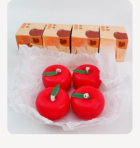 Vista macro de 4 velas aromáticas de manzana roja con cajas de regalo para festivos