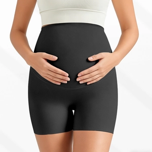 Détail macro du pantalon de maternité taille haute montrant le soutien du ventre élastique